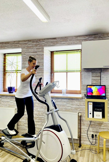 Im Sportraum arbeiten die Patienten ohne Maske an den Geräten und oft im Beisein von Physiotherapeuten. Daher bot es sich an, die Lufthygiene in diesem Raum durch ein Entkeimungsgerät zu verbessern.