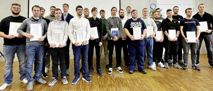 21 Gesellen erhielten am 27. Januar 2023 in Harztor ihre Prüfungszeugnisse und Gesellenbriefe