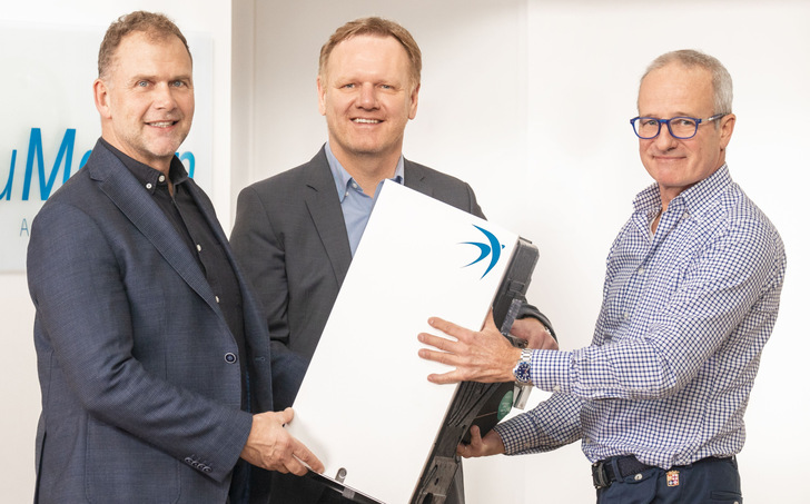 Bernhard Martin (Mitte), Gründer der bluMartin GmbH, wurde von Thomas Schally und Dr. Reiner Borsdorf in den Ruhestand verabschiedet.