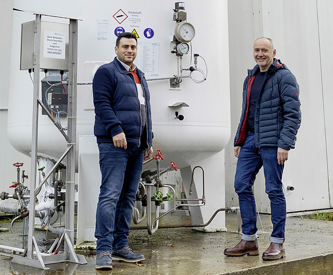 Murat Akkanat, Geschäftsführer der Akdem Food GmbH & Co. (links), und Dieter Schmidt, ­Gebiets­verkaufsleiter bei der Tyczka ­Industrie-Gase GmbH, vor dem 20 000-Liter-Vorratstank.