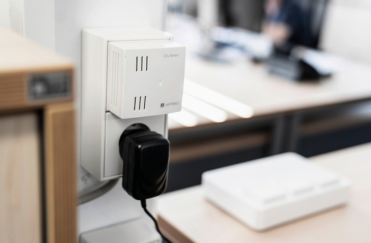 Ein erhöhter Luftaustausch mit unbelasteter Frischluft vor dem Überschreiten gefährlicher Schwellenwerte kann die CO ₂ - und Aerosolkonzentration und damit das Corona-Infektionsrisiko im Büro niedrig halten.