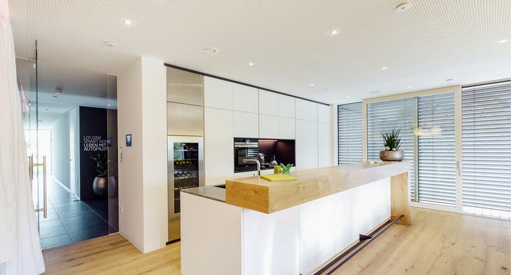 Wenn Lüftung und Beschattung intelligent kombiniert und gesteuert werden, lässt sich der sommerliche Hitzeschutz deutlich verbessern.