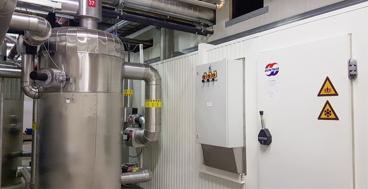 Bild 4: Isolierkühler mit NH3-Schwerkraftabscheider. Der Vorteil von Isolierkühlern liegt in der vom Kühlraum abgetrennten Abtaumöglichkeit und in der guten Zugänglichkeit für Servicezwecke.