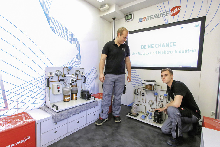 Lucas Ott (li.) und Luca Grasi im Hightechtruck