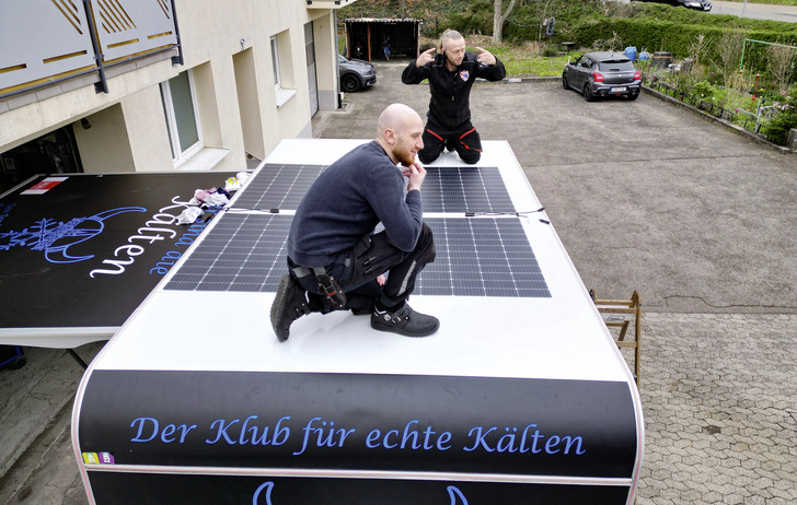 Johannes (u.l.) und Wolle auf dem Hängerdach.