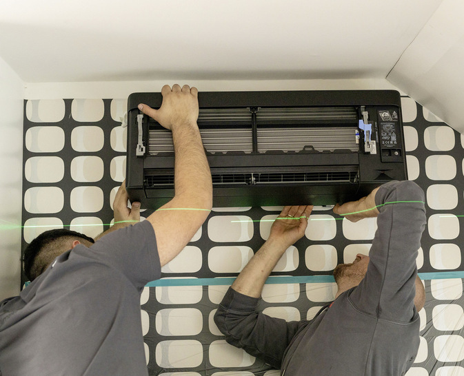 Durch ihre Heizfunktion kann eine Luft-Luft-Wärmepumpe eine bestehende Heizung ergänzen und angesichts hoher Kosten für fossile Brennstoffe zu einer Kostenersparnis beitragen.