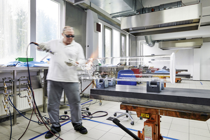 Für die Quarzglas-Verarbeitung sind teilweise Temperaturen von bis zu 2000 °C notwendig und es entsteht Quarzverdampfung – ständig wechselnde Bedingungen, die die kombinierte Kälte- und Lüftungstechnik vor Herausforderungen stellen.