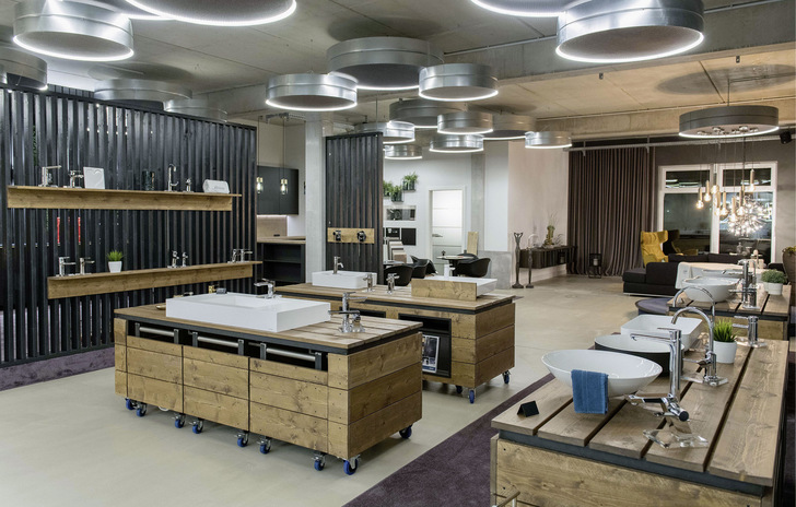 Im ca. 300 m 2  großen Showroom in moderner Betonoptik der Manfred Rücker GmbH finden die Besucher viele Inspirationen aus den Bereichen Heizung, Sanitär, Badeinrichtung und Lichtdesign.