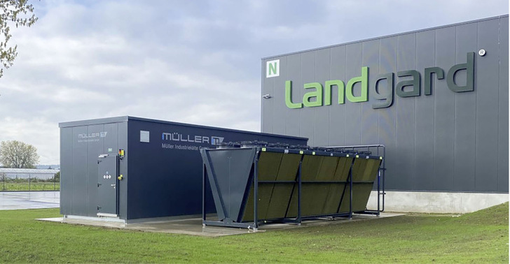 Maschinenraumcontainer Rückkühler wurden dem Farbton der angegliederten Lagerhalle angepasst.