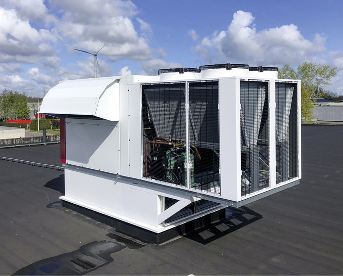 Bild 1: Installierte Rooftop-Anlage mit Kanal­anschluss durch die Gebäudedecke.