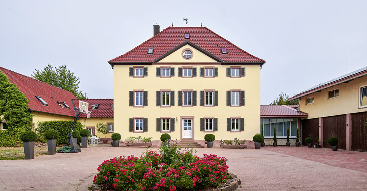 Die Galmbacher Sport Pferde Zucht setzt für die Beheizung des Schlossguts Bernersried und seiner Nebengebäude auf klimafreundliche Luft/Wasser-Wärmepumpen von Ochsner.