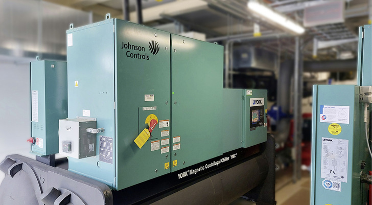 Die York YMC² Kältemaschinen haben die Fähigkeit zur mechanischen Freikühlung und können damit EER-Werte von 40 und mehr erzielen. - © Bild: Johnson Controls
