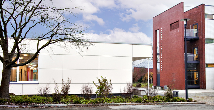 Im temporären Neubau (links) des Käthe-Kollwitz-Gymnasiums/Hannover sorgen ein zentrales sowie acht dezentrale Lüftungsgeräte von Airflow für eine gute Lernatmosphäre.