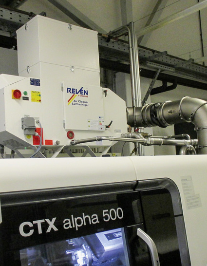 Ölnebelabscheider auf einer gekapselten Universal-Drehmaschine.