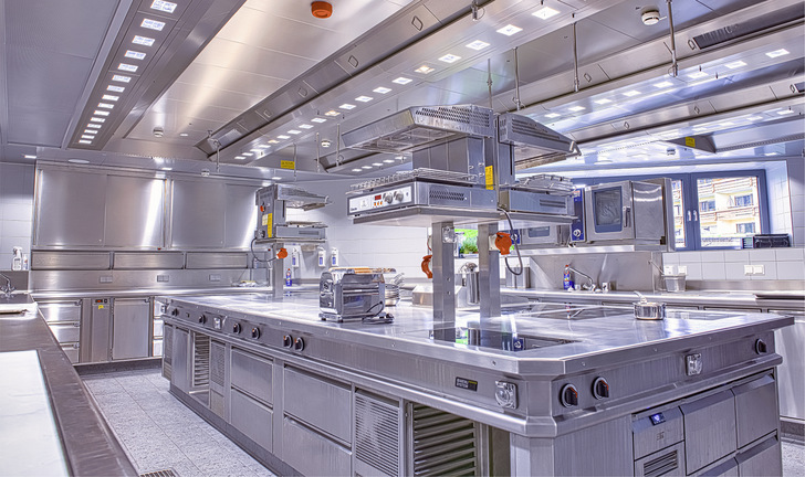 Spitzen-Gastronomie benötigt Spitzen-Küchentechnik: Lüftung, Beleuchtung und Brandschutz müssen höchsten Anforderungen genügen.