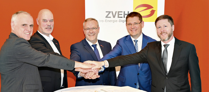 (v. l. n. r.): Dietrich Asche (BIV Kälte-Geschäftsführer), Heribert Baumeister (BIV Kälte-Bundesinnungsmeister), Jörg Dittrich (ZDH-Präsident), Stefan Ehinger (ZVEH-Präsident) und Alexander Neuhäuser (ZVEH-Hauptgeschäftsführer)