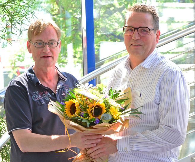 Wolfgang Schilling (li.) gratuliert Jörn Eßmeyer (re.) im Namen der Gründerfamilie Schilling zur Übernahme der operativen Geschäftsführung und für seine lange Zugehörigkeit bei SEW in Kempen.