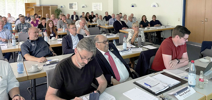 Nach der Vollversammlung wurde in die Event- Werkstatt umgezogen, um Ehren-Landesinnungsmeister Reiner Bertuleit zu verabschieden.