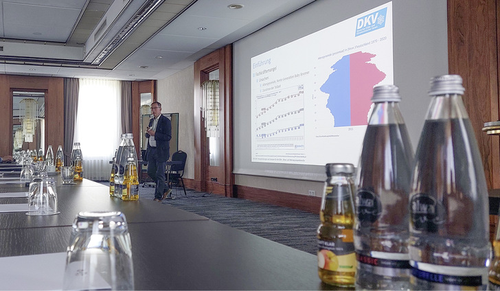 Holger Neumann vor der Alterspyramide. Der Fachkräftemangel ist greifbar.