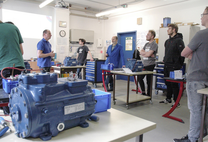 Frank Alisch (2. v. l.) bei der Einweisung der Teilnehmer zur Verdichterdemontage
