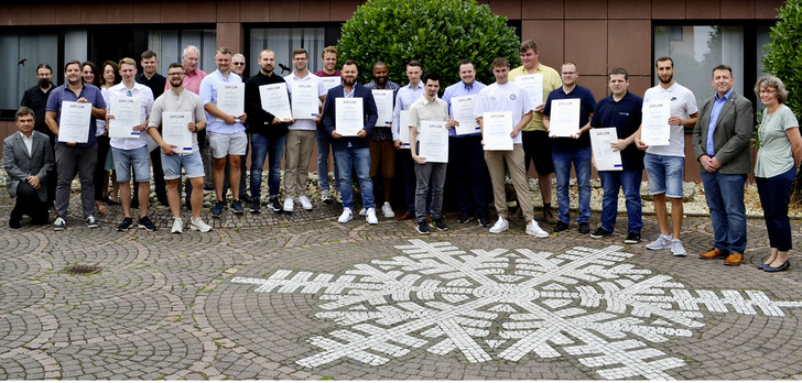 Die Technikerklasse des Jahrgangs 2023 mit Dozentinnen und Dozenten der BFS