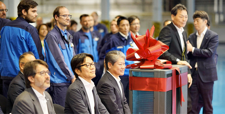 Bei der Eröffnungsfeier waren Panasonic-Führungskräfte anwesend, darunter Enrique Vilamitjana, Managing Director Panasonic Heating & Cooling Solutions Europe, Masahiro Shinada, CEO der ­Panasonic Corporation und M. Michiura, Präsident der Heating & Ventilation A/C Company.