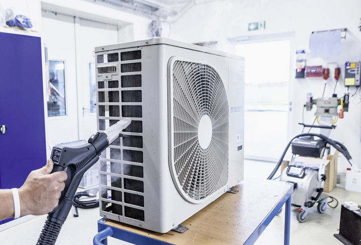 Für die schonende Reinigen der Lamellen von Wärmetauschern eignen sich Dampfsaugsysteme.