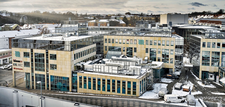 Im Gebäudekomplex eines ehemaligen Bankhauses im Stadtzentrum von Frankfurt (Oder) ist das neue Laboratorium des IMD Labor Oderland untergebracht. Die hierzu erforderliche komplexe Lüftungstechnik ist auf dem Dach des vorderen Baukörpers zu sehen. - © Bild: Systemair
