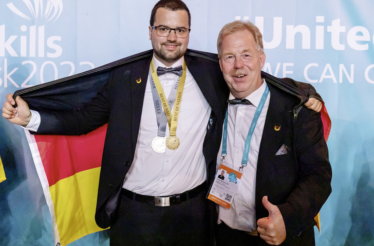 Frederik Stiegen mit Medaillen und Trainer Karsten Beermann - © Bild: WorldSkills Germany e.V./Frank Erpinar
