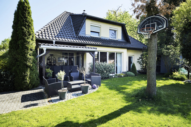 Die Heizungsmodernisierung in diesem Einfamilien-Wohnhaus mit der Luft-Wasser-Wärmepumpe Compress 6800i AW von Bosch wurde durch die bereits vorhandene Fußbodenheizung erleichtert.