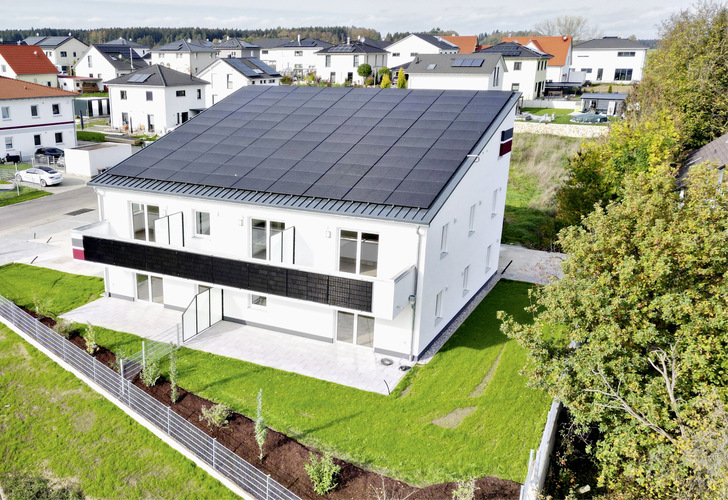 Dieses nahezu energieautarke Wohnhaus in der Nähe von Augsburg entspricht dem Standard KFW 40 plus und hält somit die Energie im Haus. Dabei unterstützen Lüftungsanlagen mit Wärmerückgewinnung.