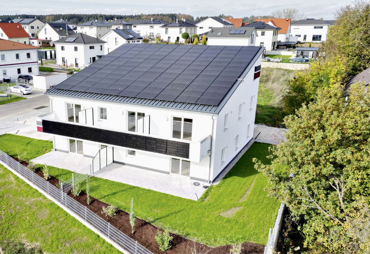 Dieses nahezu energieautarke Wohnhaus in der Nähe von Augsburg entspricht dem Standard KFW 40 plus und hält somit die Energie im Haus. Dabei unterstützen Lüftungsanlagen mit Wärmerückgewinnung. - © Bild: Blauberg
