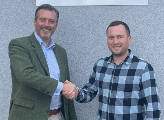 (v. li.): Kreutzträger-Geschäftsführer Jan-Peter Nissen und Niederlassungsleiter Osnabrück Tobias Rutz.