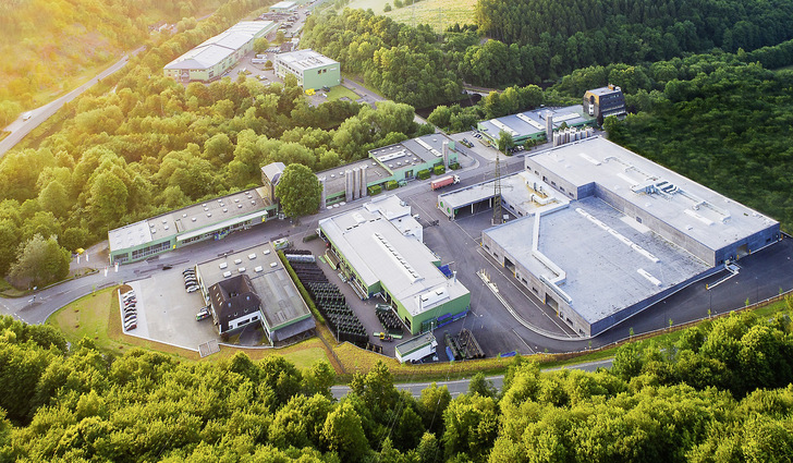 Am Firmensitz in Attendorn entsteht ein Teil der 17000 Artikel der aquatherm-Rohrleitungssysteme. - © Bild: aquatherm
