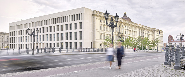 Das neue Berliner Schloss kombiniert moderne Architektur mit Barockelementen. - © Bild: Alexander Schippel
