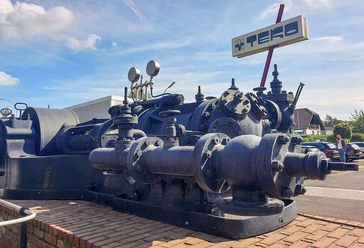 Die alte Kältemaschine dekoriert seit vielen Jahren den Eingangsbereich. Sie erinnert daran, wie weit die Kältetechnik gekommen ist und wie viel Platz früher notwendig war, um eine überschaubare Leistung zu bekommen.