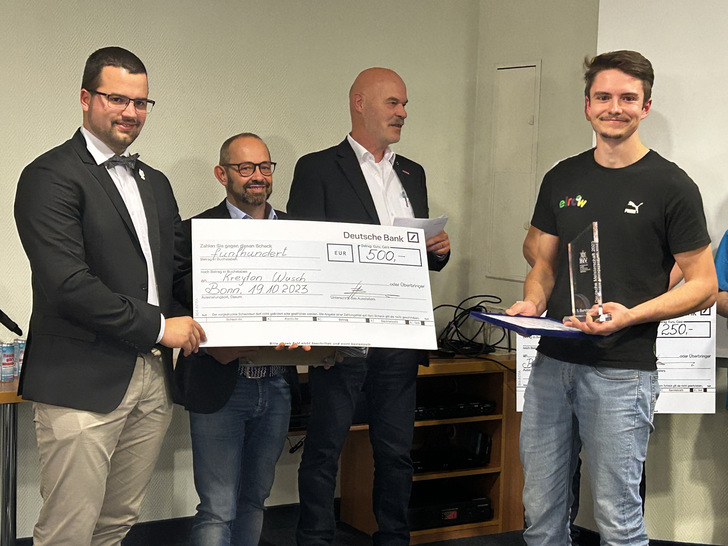 Hier wird der Deutsche Meister 2023 im Kälteanlagenbauerhandwerk geehrt (v.l.n.r.: Frederik Stiegen - Vize-Europameister und Best of Nation bei den EuroSkills 2023, Andreas Werner - Landesinnungsmeister der Landesinnung Kälte-Klimatechnik Niedersachsen/Sachsen-Anhalt, Heribert Baumeister - Bundesinnungsmeister, Kreyton Wusch, Deutscher Meister 2023.