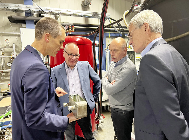 Versuchsfeld Flüssigeis-Anlage, v.l.n.r.: Dr. Safarik – ILK Dresden, Prof. Urbaneck – 
TU Chemnitz, Dr. Fischer, Prof. Hahn – FH Erfurt