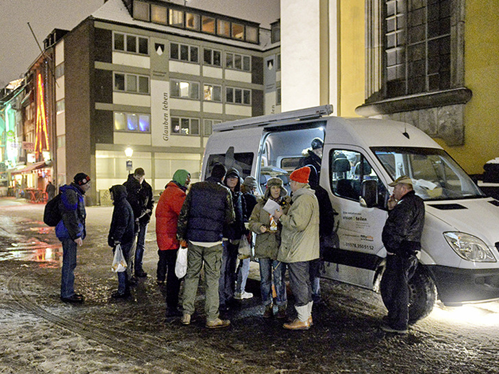 Mitsubishi Electric wird mit seiner diesjährigen Weihnachtsspende in Höhe von € 10.000,-- den gutenachtbus von vision:teilen im Raum Düsseldorf unterstützen.