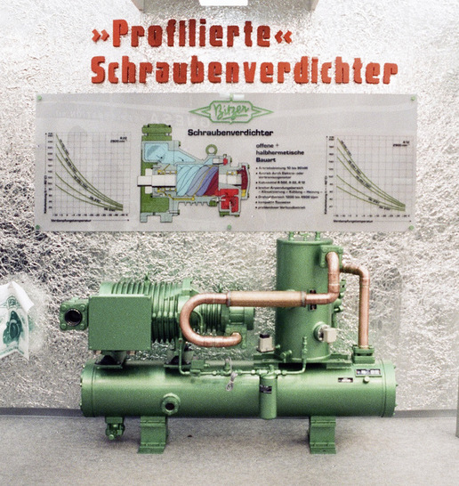 Bild 1: IKK-Messe in Nürnberg 1983: wassergekühlter Verflüssigungssatz mit halbhermetischem Bitzer-Schraubenverdichter HS   70, Ölabscheider und Bündelrohrverflüssiger. - © Bild: Bitzer
