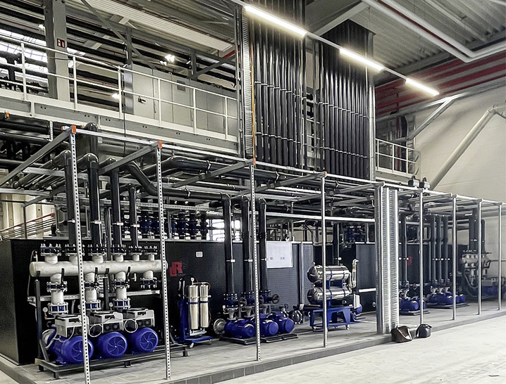 Hohe Leistung bei beeindruckender Effizienz: Blick auf die Pumpen-Tankanlage für den Werkzeug- u. Hydraulikkreislaufs der Großkälteanlage.