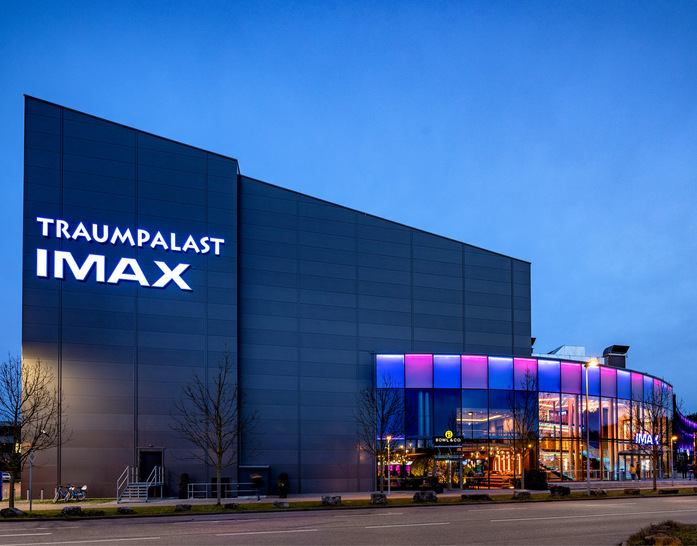 Das IMAX Kino- und Unterhaltungs-Center Traumpalast Leonberg verfügt über insgesamt 10 Kinosäle, darunter einen mit der weltweit größten IMAX-Leinwand. - © Bild: Mitsubishi Electric
