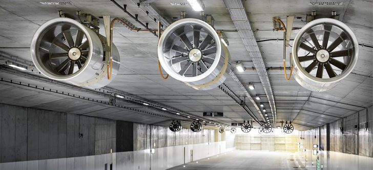 Jetventilatoren, hier in einem Autobahntunnel bei Würzburg, lassen sich über einen programmierten „Wartungslauf“ wirksam gegen Schäden schützen, die bei verzögerter Inbetriebnahme auftreten können.