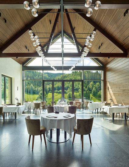 Im neuen Drei-Sterne-Gourmet-Restaurant „Schwarzwaldstube“ wurden die Schlitzdurchlässe Indul unauffällig in die offenen Satteldachflächen zwischen die edle Holzverkleidung eingefügt.