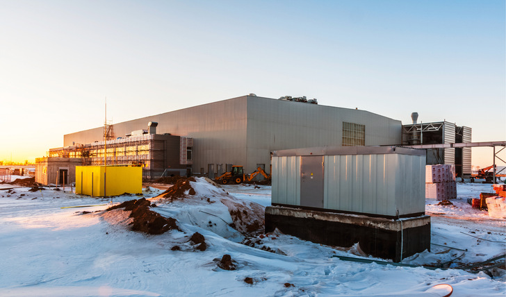 Wenn die Außentemperaturen nachts unter 10 °C fallen, beginnen viele Bauherren zu heizen, da ein kaltes Klima oder Frost viele Bau- und Ausbauarbeiten erschweren bzw. unmöglich machen kann. Im Sommer hingegen müssen bei Hitze viele Baustellen klimatisiert werden.