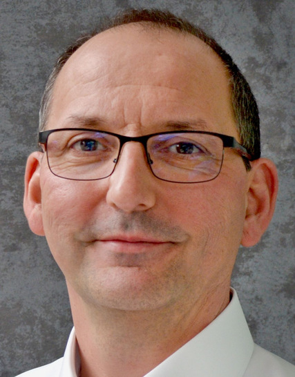  Kaut begrüßt in der Niederlassung Stuttgart seinen neuen Mitarbeiter Jörn Schnur.