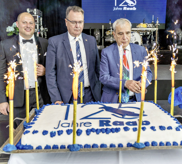  Die Geburtstagstorte schnitt Michael Heraeus an, Gesellschafter und Beiratsvorsitzender der Raab-Gruppe (re.). Mit dabei: Rolf Wagenfeld (Mitte) und Alexander Root (li.).