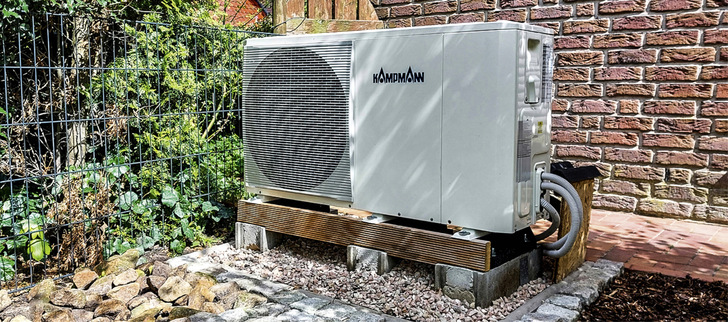  Die Wärmepumpe versorgt die Wärmepumpenheizkörper PowerKon LT sowie herkömmliche Heizkörper, die womöglich in unkritischen Räumen bestehen bleiben, mit Heizwasser im Niedertemperaturbereich.