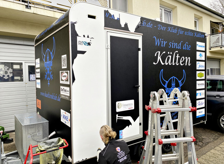  Stück für Stück entkleiden wir den PINK-Anhänger