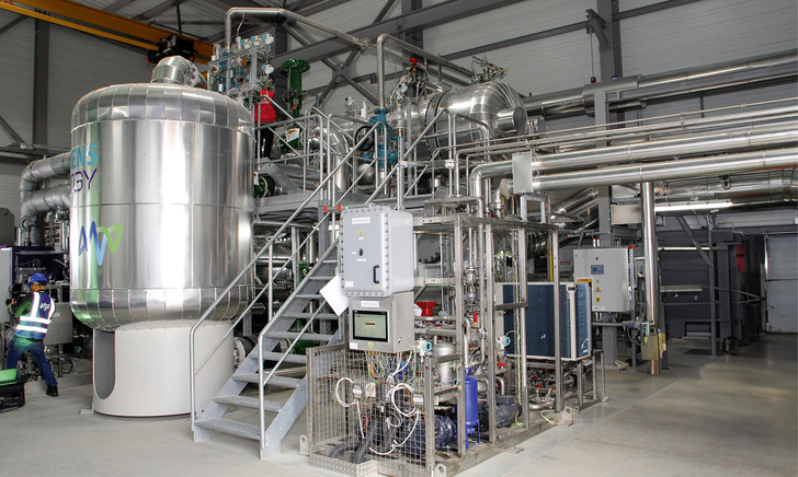 Die Mannheimer Großwärmepumpe erreicht eine Leistung von 20 MW und kann bis zu 99 °C heißes Wasser für das Fernwärmenetz erzeugen. - © Bild: AGFW

